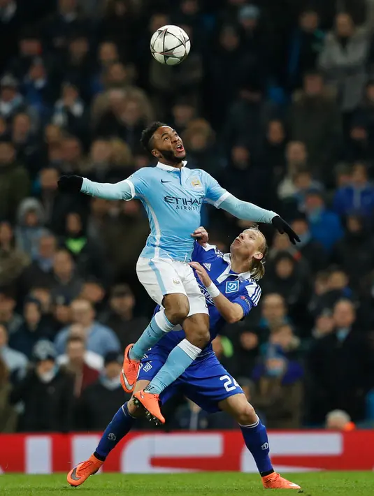 Gelandang City, Raheem Sterling (kiri) berusaha mengontrol bola dari kawalan Domagoj Vida pada leg kedua 16 besar Liga Champions di Stadion Etihad, Inggris, Rabu (16/3). City berhasil masuk perempat final Liga Champion. (Reuters/Phil Noble)