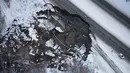 Foto udara kerusakan di Glenn Highway setelah gempa bumi melanda Anchorage di Alaska, Jumat (30/11). Gempa bermagnitudo 7.0 dan 5.7 membuat panik orang-orang setelah memicu peringatan tsunami di daerah pantai. (Marc Lester/Anchorage Daily News via AP)