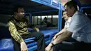 Gubernur DKI Jakarta, Basuki Tjahja Purnama dan Menteri Perhubungan, Ignasius Jonan berbincang dibagian dalam Kapal Sabuk Nusantara 46 saat peresmian di Pelabuhan Sunda Kelapa, Jakarta Utara, Kamis (28/1). (Liputan6.com/Faizal Fanani)