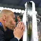 Pelatih Real Madrid, Zinedine Zidane, mengaku tidak percaya timnya tiga kali (hattrick) memenangi trofi Liga Champions (dok. UEFA).