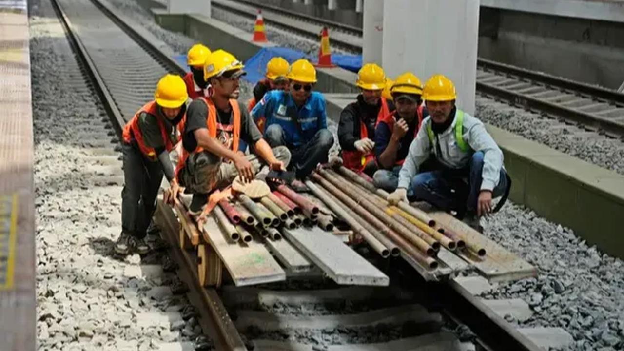 Untuk posisi Analis Laboratorium, syarat pendidikan minimal adalah D3 Analis Kimia dan Sederajat dengan usia maksimal 25 tahun.