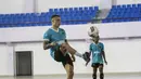 Pemain Persita Tangerang, Evgeniy Budnik, mengontrol bola saat latihan di Lapangan Indoor Sport Center, Tangerang, Jumat (24/1). Latihan ini merupakan persiapan jelang Liga 1 Indonesia 2020. (Bola.com/Vitalis Yogi Trisna)
