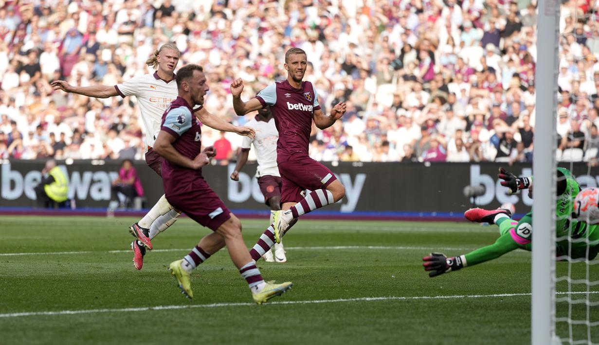 Striker Manchester City, Erling Haaland melepaskan tendangan yang menghasilkan gol ke gawang West Ham United pada laga pekan kelima Premier League 2023/2024 di London Stadium, London, Sabtu (16/9/2023) malam WIB. (AP Photo/Kin Cheung)