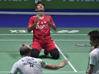 Pasangan ganda putra Indonesia, Fikri/Bagas berhasil melaju ke babak final All England 2022 usai mengalahkan senior sekaligus pasangan ganda putra nomor satu dunia, Marcus/Kevin. (AP/Rui Viera)
