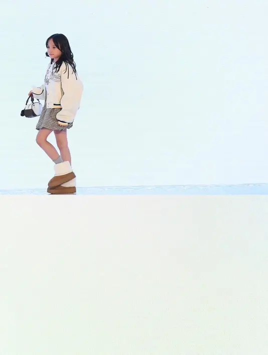 Tampilan Gempi terlihat begitu manis dengan rok balon kotak-kotan dan knitted boots warna cokelat. [@inigempiii]