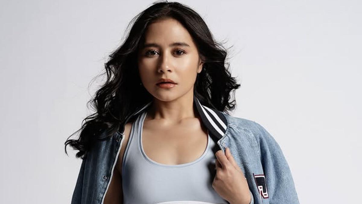 Berulang Kali Prilly Latuconsina Pamerkan Perut Berotot dengan Gaya Fashion Kekinian