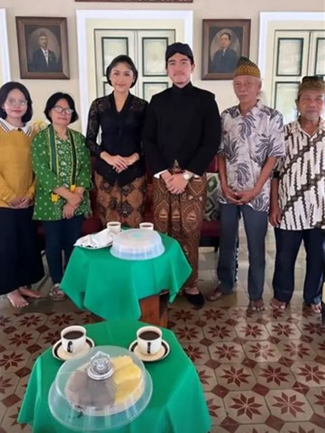 Jelang Menikah, Ini Potret Kaesang dan Erina Gudono Ziarah ke Makam Raja Mangkunegara