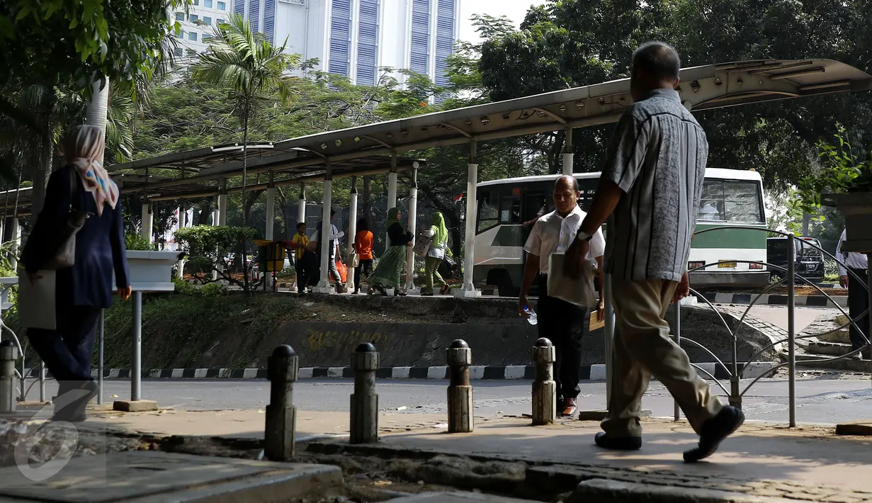 Pejalan kaki berjalan di trotoar kawasan Sudirman-Thamrin, Jakarta, Senin (7/9/2015). Gubernur DKI Jakarta Basuki Tjahaja Purnama berencana melebarkan trotoar dan menjanjikan insentif bagi pemilik gedung di kawasan tersebut. (Liputan6.com/Yoppy Renato)