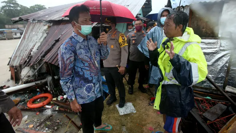 Wali Kota Batam, Muhammad Rudi, memediasi pengusaha dan warga yang rumahnya dihantam tongkang di Tanjunguma. (Foto: Liputan6.com/Ajang Nurdin)