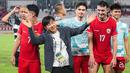 Pelatih Timnas Indonesia, Shin Tae-yong tampak berjoget saat para penonton meneriakkan namanya setelah laga Grup F Kualifikasi Piala Dunia 2026 antara Timnas Indonesia Vs Vietnam di Stadion Utama Gelora Bung Karno (SUGBK), Senayan, Jakarta, Kamis (21/03/2024). (Bola.com/Bagaskara Lazuardi)