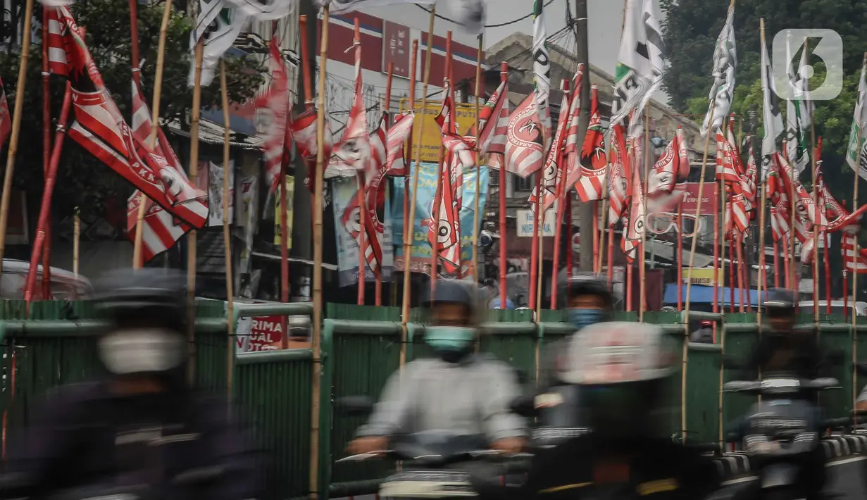 Jelang pelaksanaan Pemilu 2024, pemasangan atribut kampanye mulai marak di jalanan ibu kota.  (Liputan6.com/Faizal Fanani)