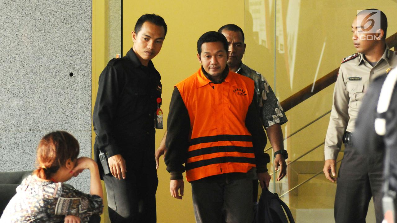 PHOTO: Kenakan Rompi Oranye, Tiga Tersangka OTT Kota Batu Malang Ditahan KPK