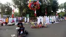 Umat Islam melakukan Salat Idul Adha 1438 H di dekat pintu gerbang masuk Masjid Istiqal, Jakarta, Jumat (1/9). Umat Islam di seluruh dunia merayakan Hari Raya Idul Adha tepat hari ini dengan berkurban dan menyembelih hewan. (Liputan6.com/Johan Tallo)