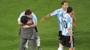Striker Argentina, Lionel Messi, memeluk Diego Maradona, usai menaklukkan Nigeria dengan skor 1-0 pada laga Piala Dunia di Stadion Ellis Park, Afrika Selatan, (12/6/2010). (AFP/Roberto  Schmidt)