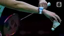 Pebulu tangkis tunggal Spanyol, Carolina Marin melakukan servis saat melawan An Se Young dari Korea Selatan pada laga final Indonesia Masters 2023 di Istora Senayan, Jakarta, Minggu (29/1/2023). An Se Young berhasil menjadi juara di nomor tunggal putri Indonesia Masters 2023 usai mengalahkan Carolina Marin di final dengan skor 18-21, 21-18, dan 21-13. (Liputan6.com/Herman Zakharia)