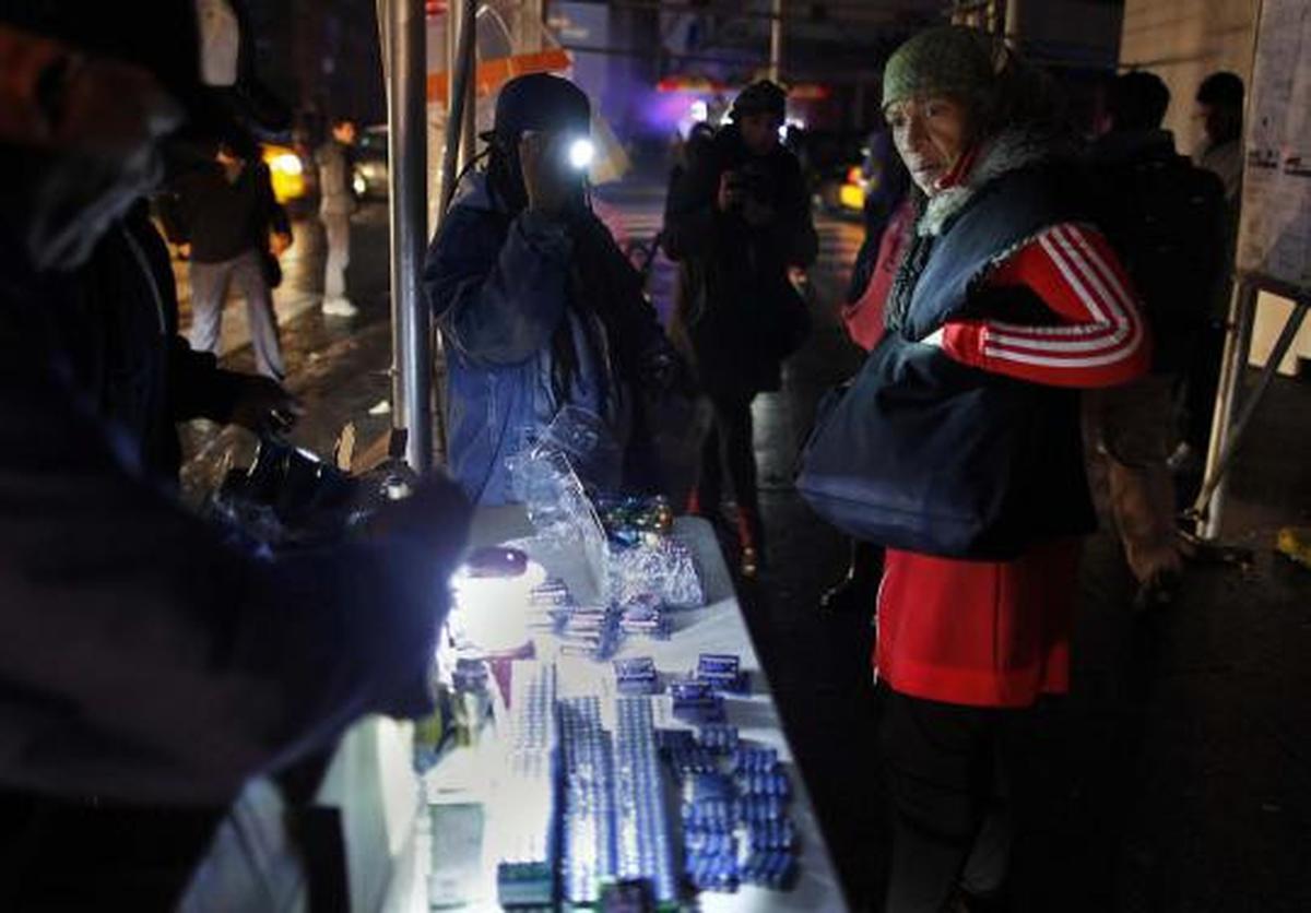 Listrik padam akibat 'Sandy', penjual senter marak di New York