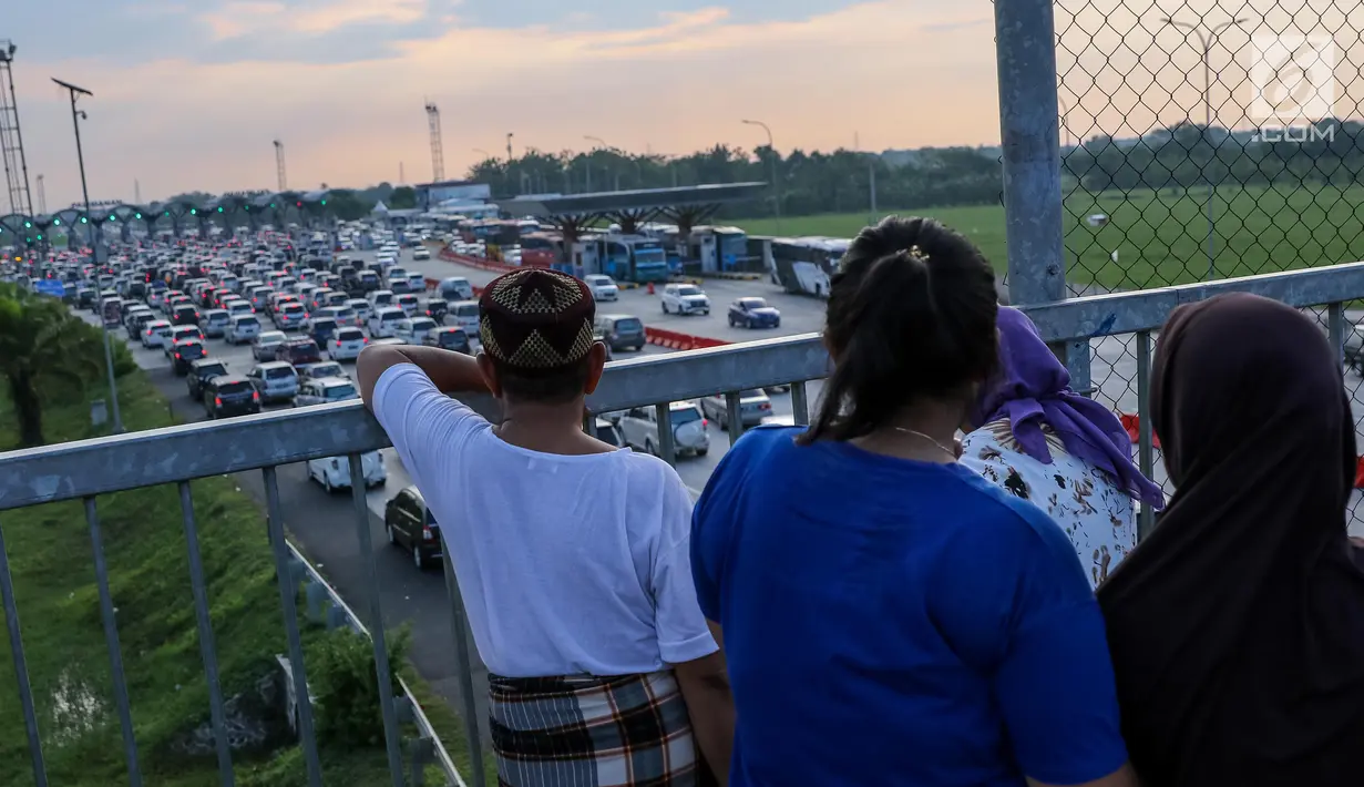 Warga melihat kemacetan arus lalu lintas di Gerbang Tol Utama Palimanan, Cirebon, Jawa Barat, Kamis (29/6). Menjelang sore hari warga berwisata sambil menyaksikan kemacetan volume kendaraan saat arus balik menuju Jakarta. (Liputan6.com/Faizal Fanani)