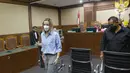 Terdakwa penyalahgunaan narkoba Nia Ramadhani (kiri) bersama Ardi Bakrie berjalan meninggalkan ruangan usai mengikuti jalannya sidang di PN Jakarta Pusat, Kamis (30/12/2021). Sidang tersebut beragendakan pledoi atas tuntutan Jaksa Penuntut Umum (JPU). (Liputan6.com/Faizal Fanani)