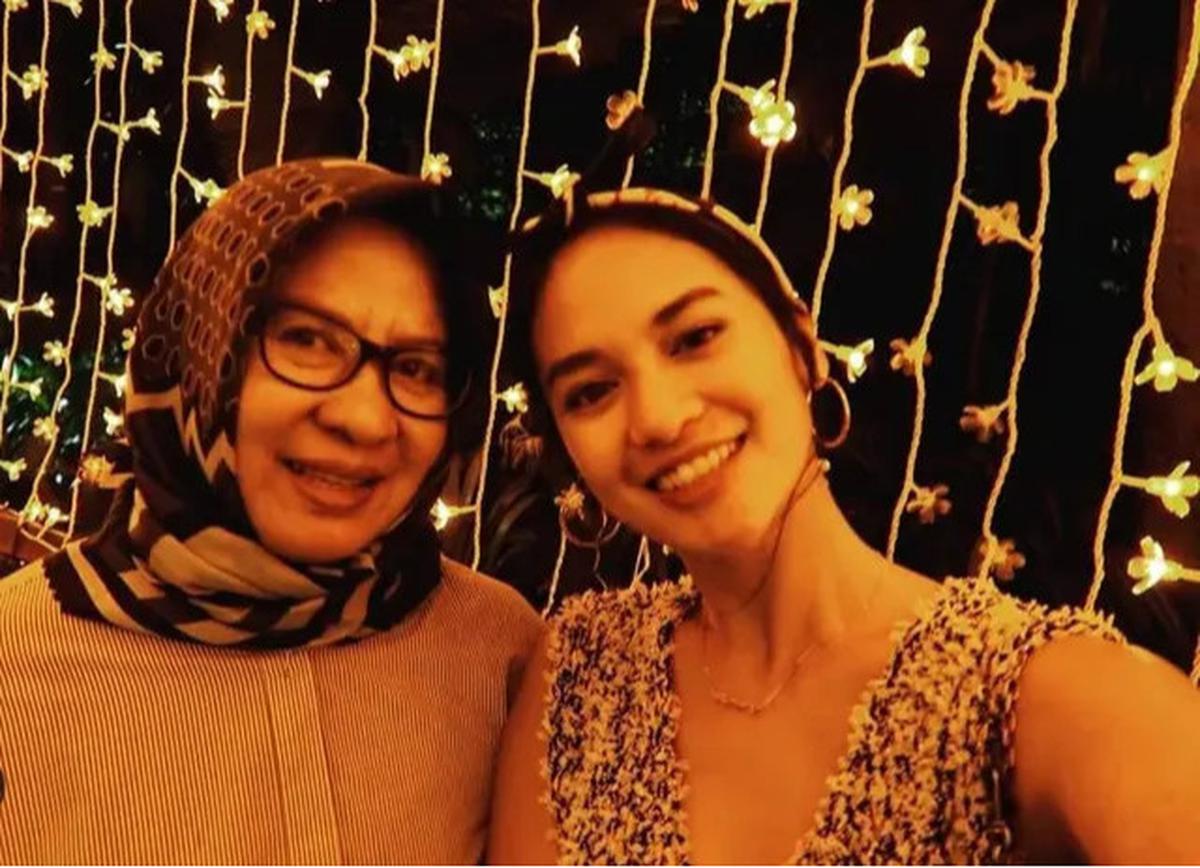 Foto Kenangan Hana Malasan dan Ibunda, Penuh Momen Hangat