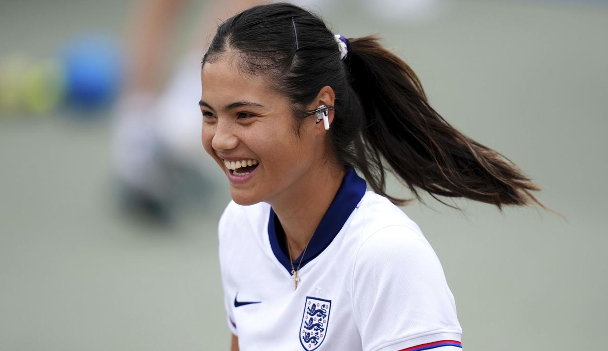Petenis Inggris, Emma Raducanu memakai jersey Timnas Inggris saat sesi latihan menjelang turnamen Wimbeldon di The All England Lawn Tennis and Croquet Club, London, Inggris, Minggu (30/06/2024) waktu setempat. (AP Photo/John Walton)