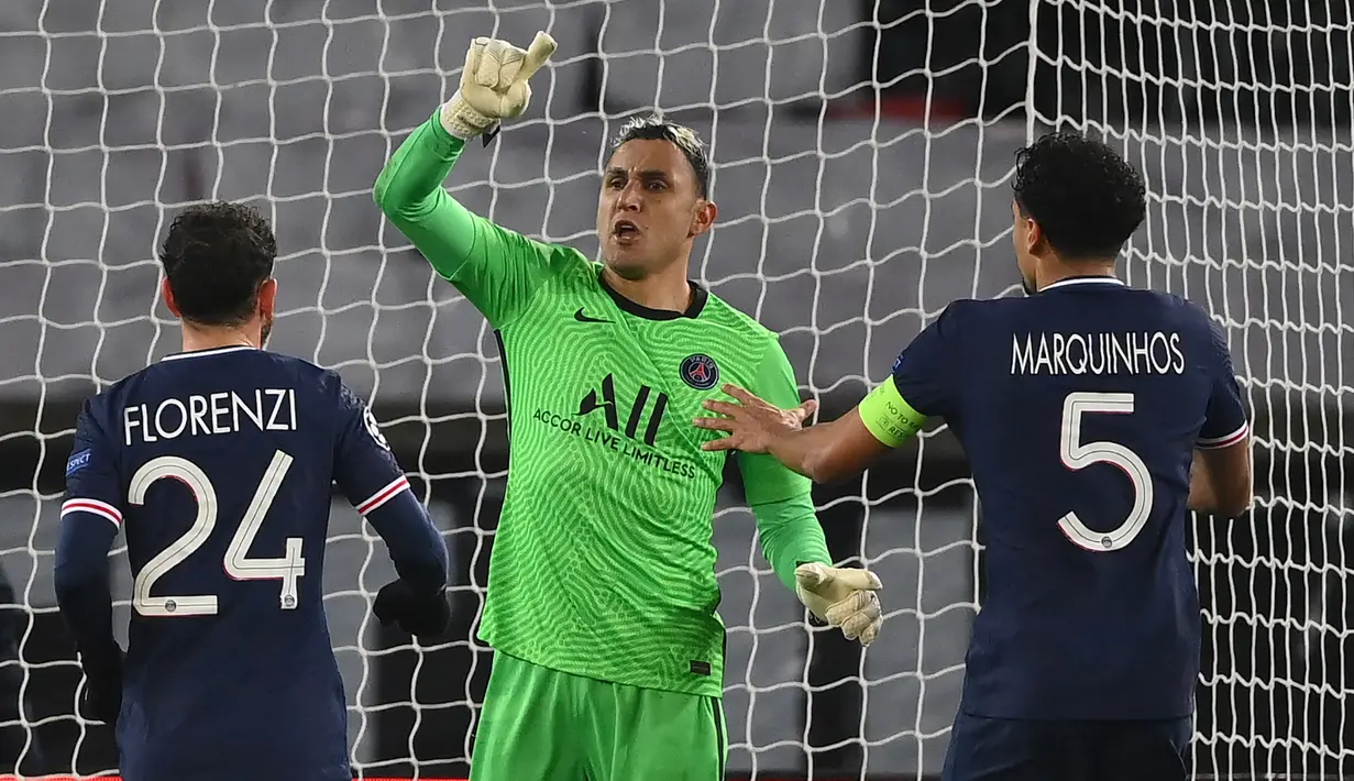 Keylor Navas. Ia meninggalkan Real Madrid 2 musim lalu usai tergusur oleh Thibaut Courtois. Selama memperkuat Los Blancos tercatat 13 laga ia head to head dengan Lionel Messi di El-Clasico. Ia kebobolan 28 gol oleh La Pulga termasuk saat masih berseragam Levante. (Foto: AFP/Franck Fife)
