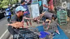 Sejumlah pembeli memilih burung merpati balap di kawasan Petukangan, Jakarta Selatan, Kamis (21/7/2022). Burung merpati balap yang dijual dengan harga Rp 130 ribu hingga Rp 150 ribu per pasang tersebut banyak digandrungi masyarakat untuk diikutkan dalam kontes balap burung. (Liputan6.com/Angga Yuniar)