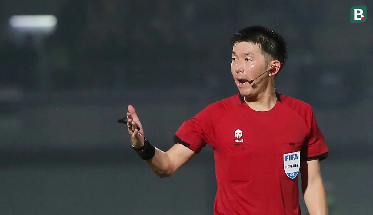 Wasit asal Jepang, Yusuke Araki, memimpin pertandingan antara Persita Tangerang Vs Persikabo 1973 pada laga pekan ke-22 BRI Liga 1 2023/2024 di Stadion di Indomilk Arena, Tangerang, Minggu (10/12/2023). Persita menang dengan skor 2-1. (Bola.com/M Iqbal Ichsan)