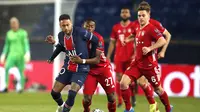 Striker Paris Saint-Germain atau PSG Neymar dikawal ketat bek Bayern Munchen David Alaba pada leg kedua perempat final Liga Champions di Stadion Parc des Princes, Rabu (14/4/2021) dini hari WIB.(AP Photo/Francois Mori)