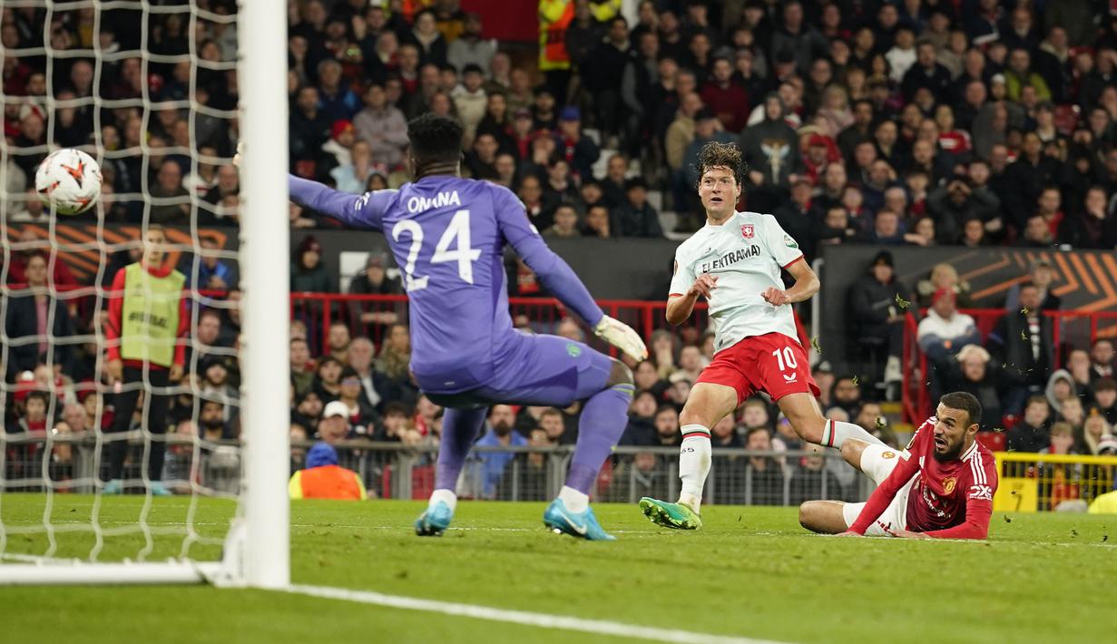 Pemain FC Twente, Sam Lammers, mencetak gol ke gawang Manchester United pada matchday 1 Liga Europa 2024/2025 di Old Trafford, Kamis (26/9/2024) dini hari WIB. (AP Photo/Dave Thompson)
