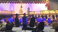 Menteri Perdagangan (Mendag) Zulkifli Hasan membuka acara Festival Kemerdekaan Pertunjukan Wayang Kulit sekaligus Pekan Olahraga dan Seni Kemendag, didampingi Gus Miftah di Jakarta, Jumat (11/8/2023). (Elza/Liputan6.com)