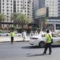 Perjuangan petugas haji dari Indonesia membantu para jemaah menyeberangi jalanan Kota Makkah, Arab Saudi. Mereka rela berjam-jam berada di bawah terik cuaca panas Kota Makkah demi memastikan para jemaah menyeberang dengan selamat. (Foto: Kemenag)