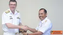 Citizen6, Surabaya: Usai mengunjungi Labsa Kobangdikal, CN Ran Vice Admiral Ray Griggs beserta Dankobangdikal Teguh Wahojo saling bertukar cinderamata. (Pengirim: Penkobangdikal)