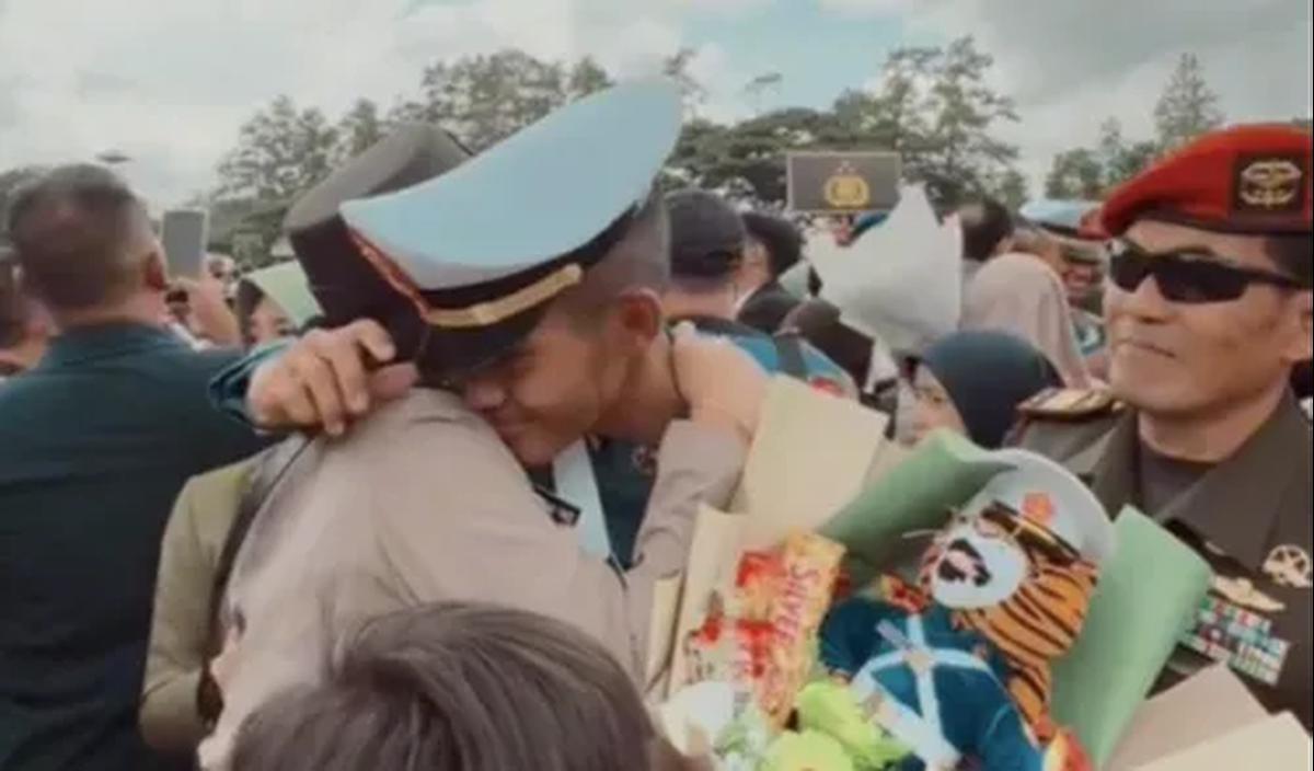 Dalam keterangan video juga tertulis bahwa keberhasilan seorang anak yang mampu jadi perwira TNI-Polri akan mampu membuat ayah dan ibunya bangga.