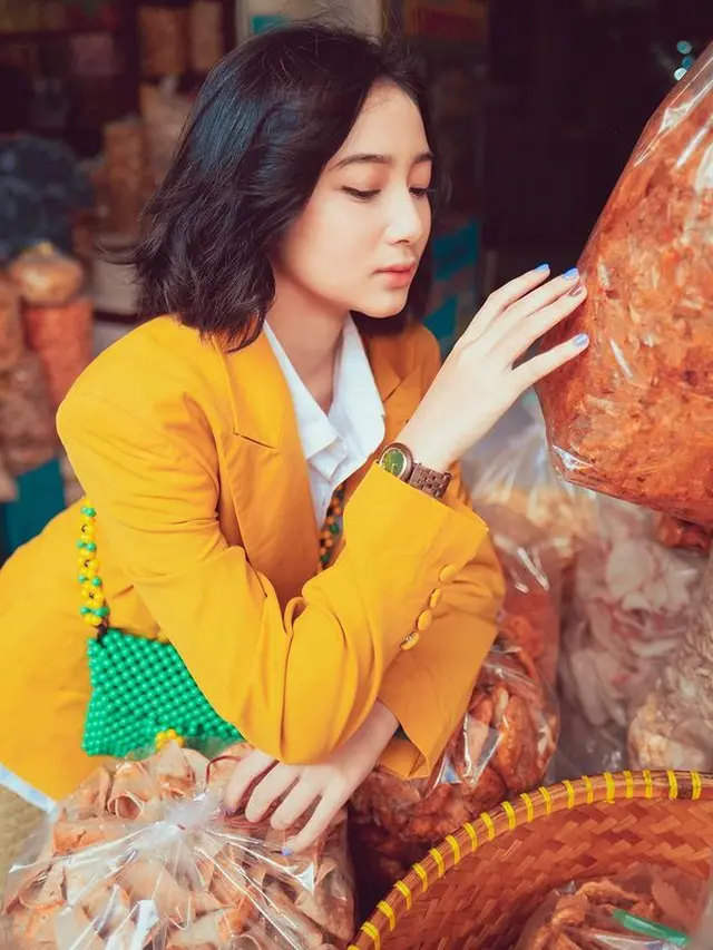 7 Pemotretan Ansellma Putri di Pasar, Tampil Menawan