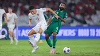 Pemain Timnas Indonesia, Rizky Ridho, berusaha menghentikan laju pemain Arab Saudi, Firas Al-Buraikan, pada pertandingan lanjutan putaran ketiga Kualifikasi Piala Dunia 2026 Zona Asia di Stadion Utama Gelora Bung Karno (SUGBK), Senayan, Selasa (19/11/2024). (Bola.com/M Iqbal Ichsan)