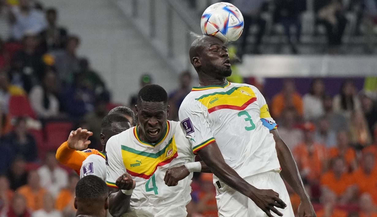 Senegal sendiri yang tampil tanpa bintang mereka Sadio Mane yang masih terbelit cedera, tampil solid dan mampu mengimbangi kualitas para pemain Belanda melalui komando Kalidou Koulibaly dari lini pertahanan. (AP/Ricardo Mazalan)
