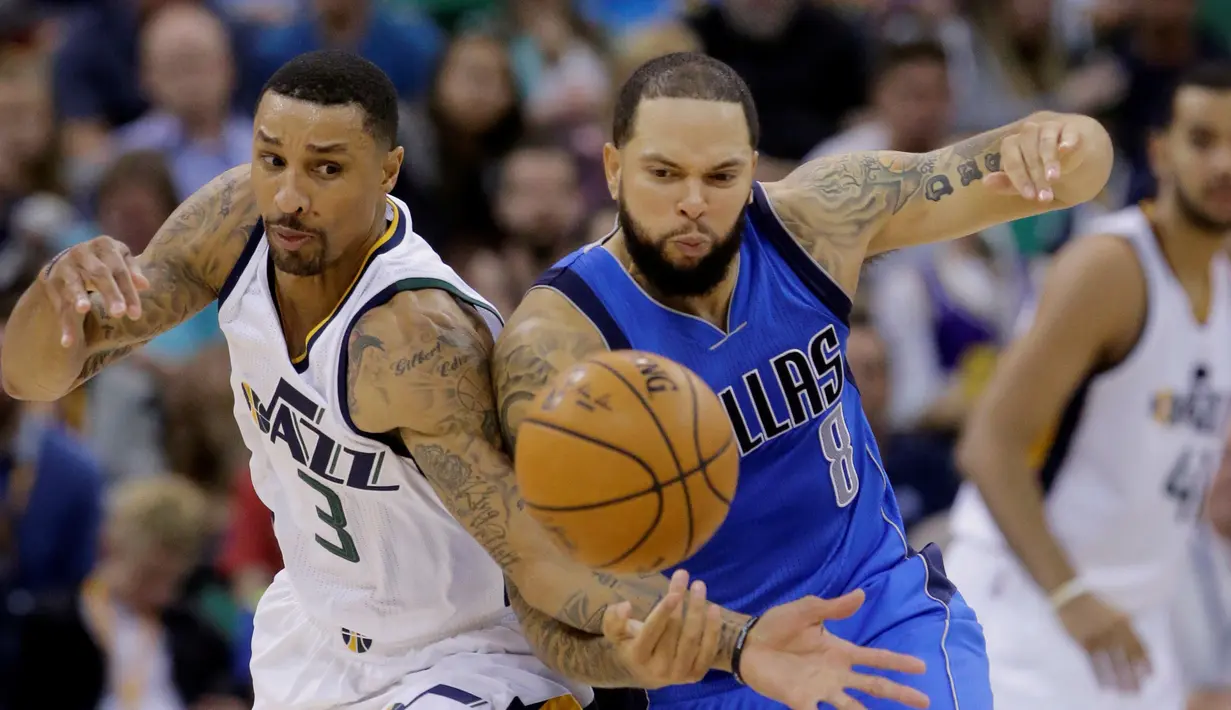 Pemain Utah Jazz, George Hill (kiri), berebut bola dengan pemain Dallas Mavericks, Deron Williams, dalam laga NBA di Salt Lake City, (2/11/2016). Utah Jazz menang 97-81. (AP Photo/Rick Bowmer)
