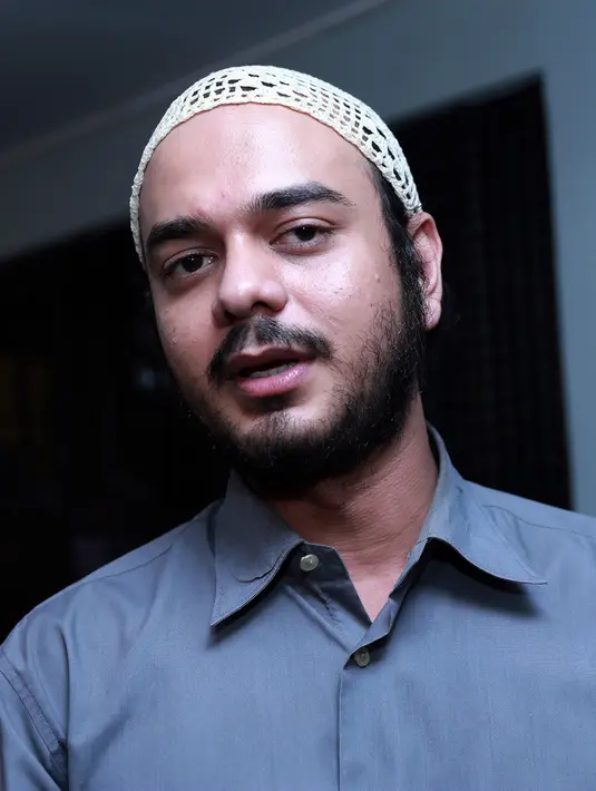 "Pasti deg-degan, itu pasti. Karena semua menyangkut masa depan. Saya hanya bisa berdoa supaya bisa mendapat keringanan berupa rehabilitasi," ucap Rio Reifan saat ditemui di Pengadilan Negeri  Jakarta Selatan, Senin (3/8/2015). (Wimbarsana/Bintang.com)