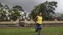Atlet atletik Indonesia, Maria Londa, melakukan pemanasan sebelum latihan jelang SEA Games 2017 di Lapangan umum Mengwi, Bali, Minggu (10/7/2017). (Bola.com/Vitalis Yogi Trisna)