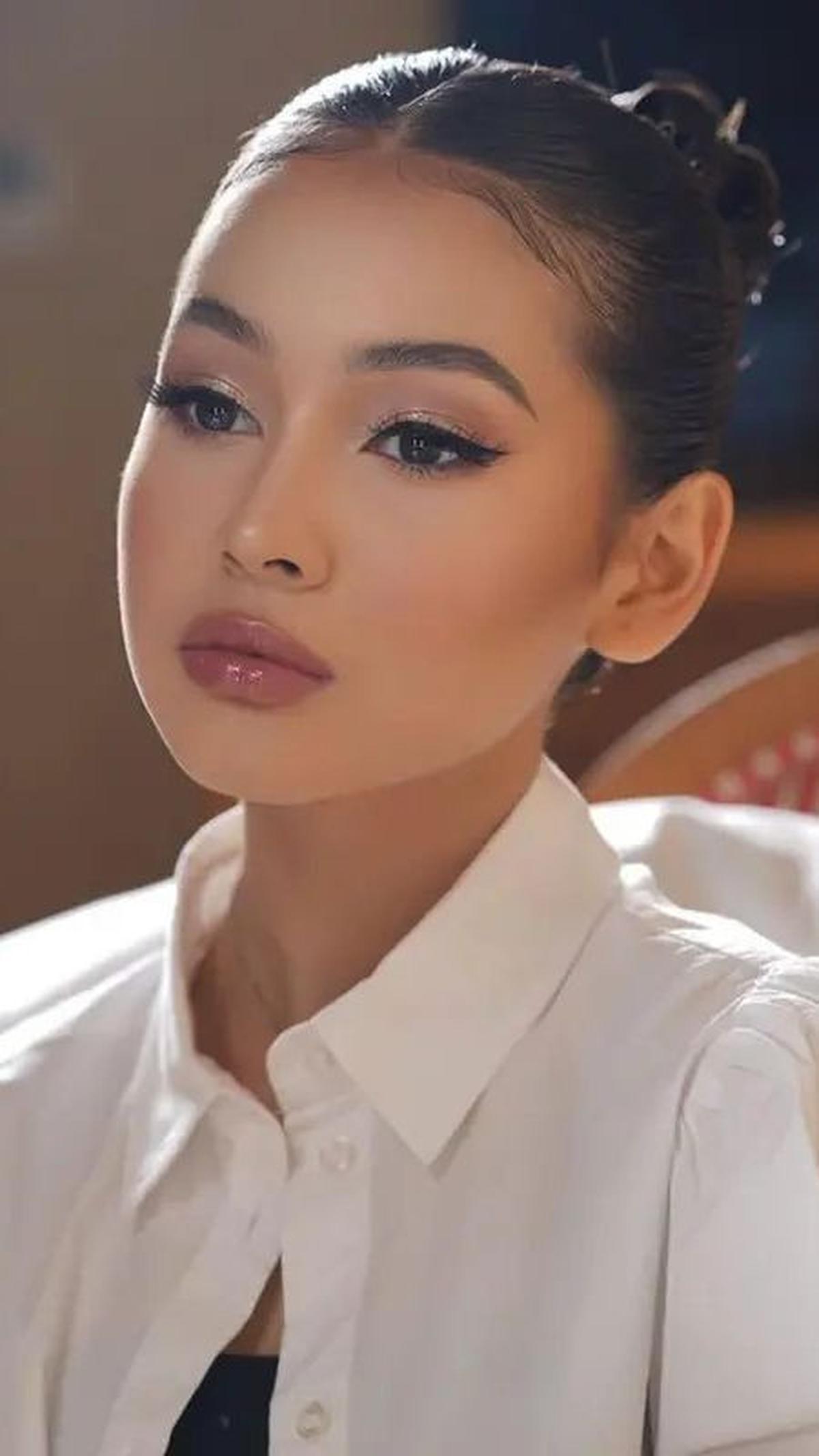 Dalam kesempatan ini, Sandrina Michelle memilih latina makeup yang menampilkan soft shimmer look dan bibir penuh untuk menciptakan tampilan yang sempurna.<br>