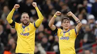 Pemain Juventus, Gonzalo Higuain dan Paulo Dybala merayakan kemenangan usai menekuk Tottenham Hotspur pada laga Liga Champions di Stadion Wembley, London, Rabu (7/3/2018). Tottenham Hotspur takluk 1-2 dari Juventus. (AP/Frank Augstein)