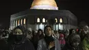 <p>Umat Muslim Palestina berdoa selama malam Lailatul Qadar di depan Masjid Kubah Batu, di kompleks Masjid Al Aqsa di Kota Tua Yerusalem, Rabu (27/4/2022). Malam ke 27 Ramadhan atau malam ganjil 2 hari terakhir bulan Ramadan menjadi momen terpenting umat muslim memperbanyak ibadah dan doa untuk memburu Lailatul Qadar. (AP Photo/Mahmoud Illean)</p>