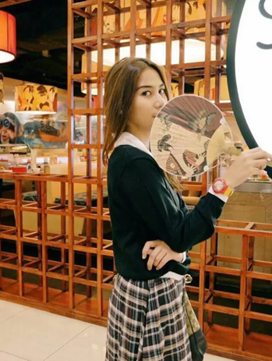 Adinda sempat membuat  cover  lagu Lorde yang bertajuk ‘Royals’. (viainstagram@adindathomas/Bintang.com)