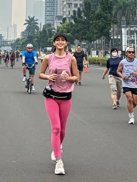 Perempuan yang telah membintangi puluhan judul film televisi itu juga memiliki hobi olahraga. Mulai dari jalan hingga ke tempat gym. [dok. Instagram/fitrierachmadhina]