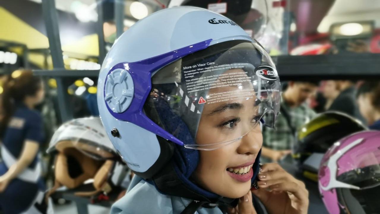Cargloss mendesain helm khusus para hijabers agar tetap nyaman saat digunakan sebagai pelindung kepala.
