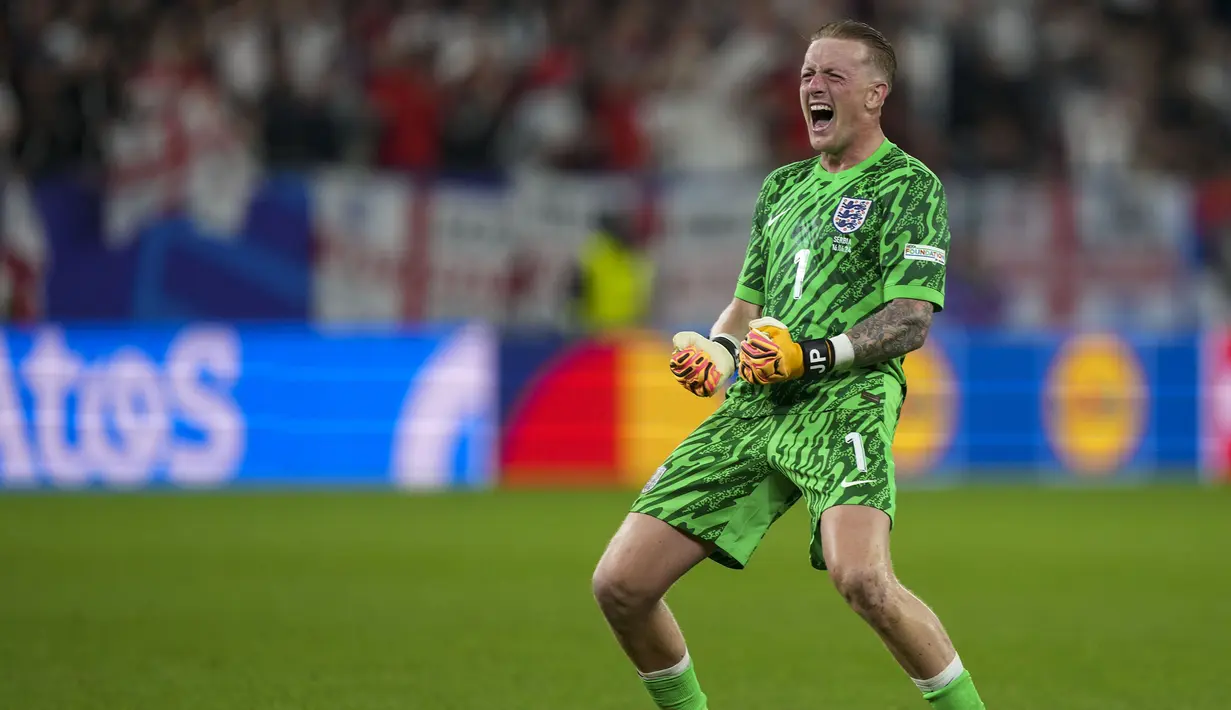 Di sektor penjaga gawang, kiper Timnas Inggris, Jordan Pickford sukses menyamai total penampilan Peter Shilton di kompetisi mayor Piala Dunia dan Euro, yaitu sebanyak 20 penampilan. Peter Shilton melakukannya pada Piala Dunia 1982, 1986 dan 1990, serta Euro 1980 dan 1988. Sementara Jordan Pickford melakukannya pada Piala Dunia 2018 dan 2022, serta Euro 2020 dan 2024. Satu laga lagi di euro 2024 ia tentunya akan melewati rekor Peter Shilton. (AP Photo/Martin Meissner)