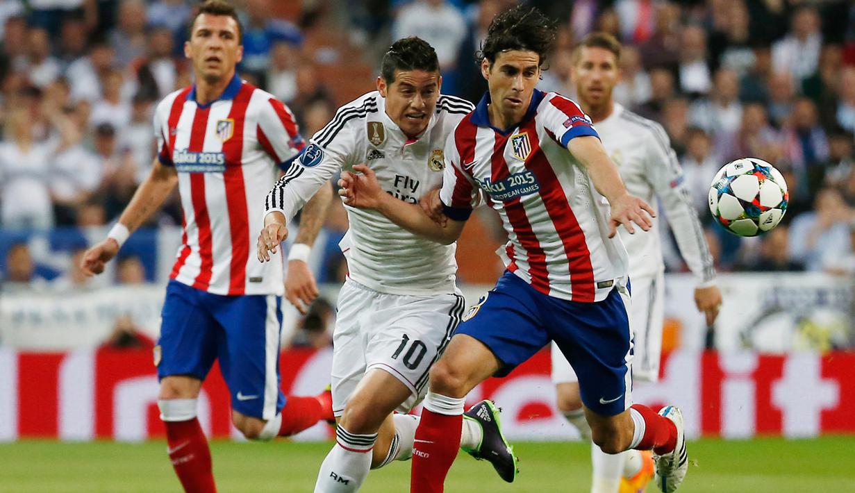 Penyerang Real Madrid, James Rodriguez berusaha merebut bola dari pemain Atletico Madrid Tiago Mendes di leg kedua 8 besar Liga Champions di Santiago Bernabeu Stadium, Kamis (23/4/2015). Real Madrid menang 1-0 atas Atletico Madrid. (Reuters/Sergio Perez)