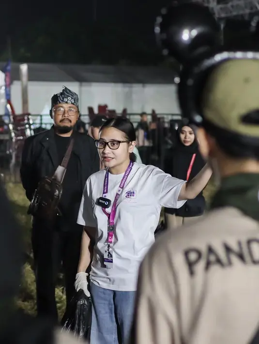 <p>Dalam video singkat yang beredar, Prilly tampak tak jijik memungut sampah plastik yang berserakan. Ia juga berterima kasih karena pada malam tersebut juga banyak masyarakat yang membantunya. [Instagram/prillylatuconsina96]</p>