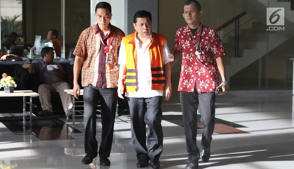 Tersangka kasus korupsi KTP elektronik (e-KTP) Setya Novanto berjalan keluar seusai menjalani pemeriksaan di Gedung KPK, Jakarta, Jumat (24/11). Setnov menjalani pemeriksaan ketiga sebagai tersangka korupsi e-KTP. (Liputan6.com/Immanuel Antonius)