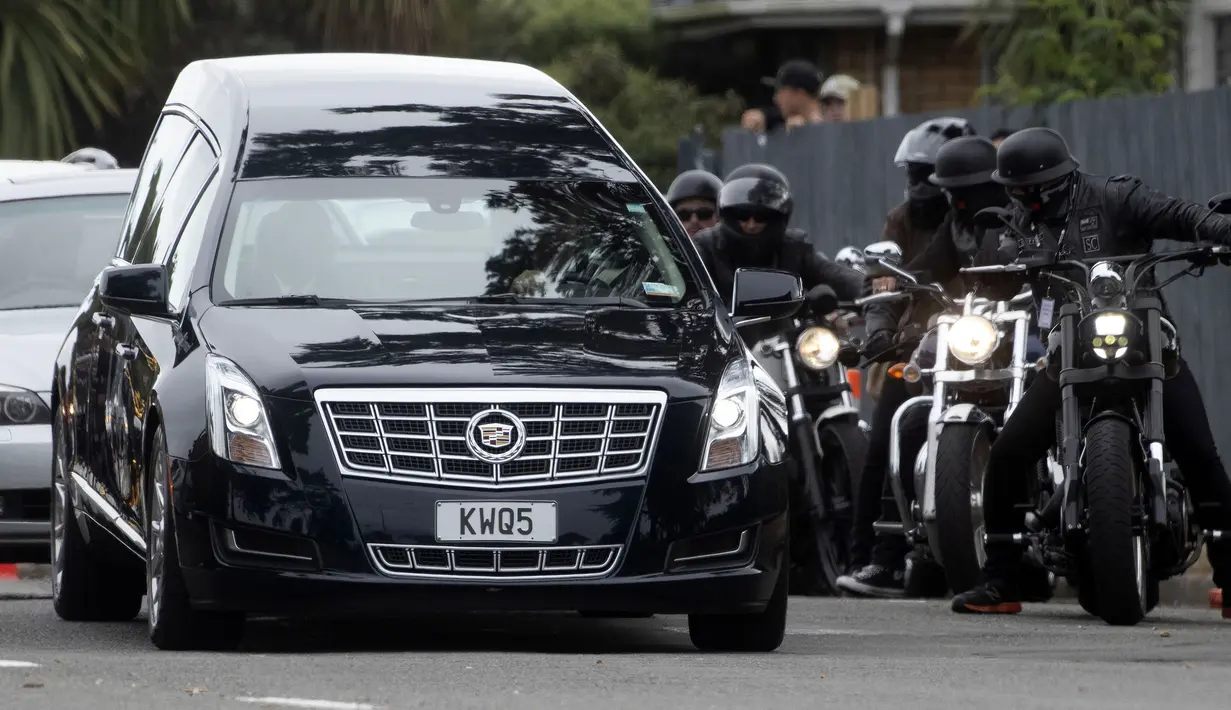Mobil jenazah tiba membawa jasad korban serangan kembar masjid di Christchurch untuk dimakamkan di Memorial Park Cemetery, Selandia Baru, Kamis (21/3). Pemakaman Daoud Nabi itu dikawal oleh geng motor sebagai bentuk solidaritas. (Marty MELVILLE/AFP)
